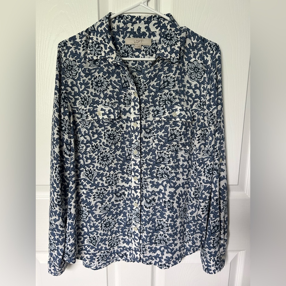 LOFT Ann Taylor Blue and White Floral Button Up Blouse Size Medium